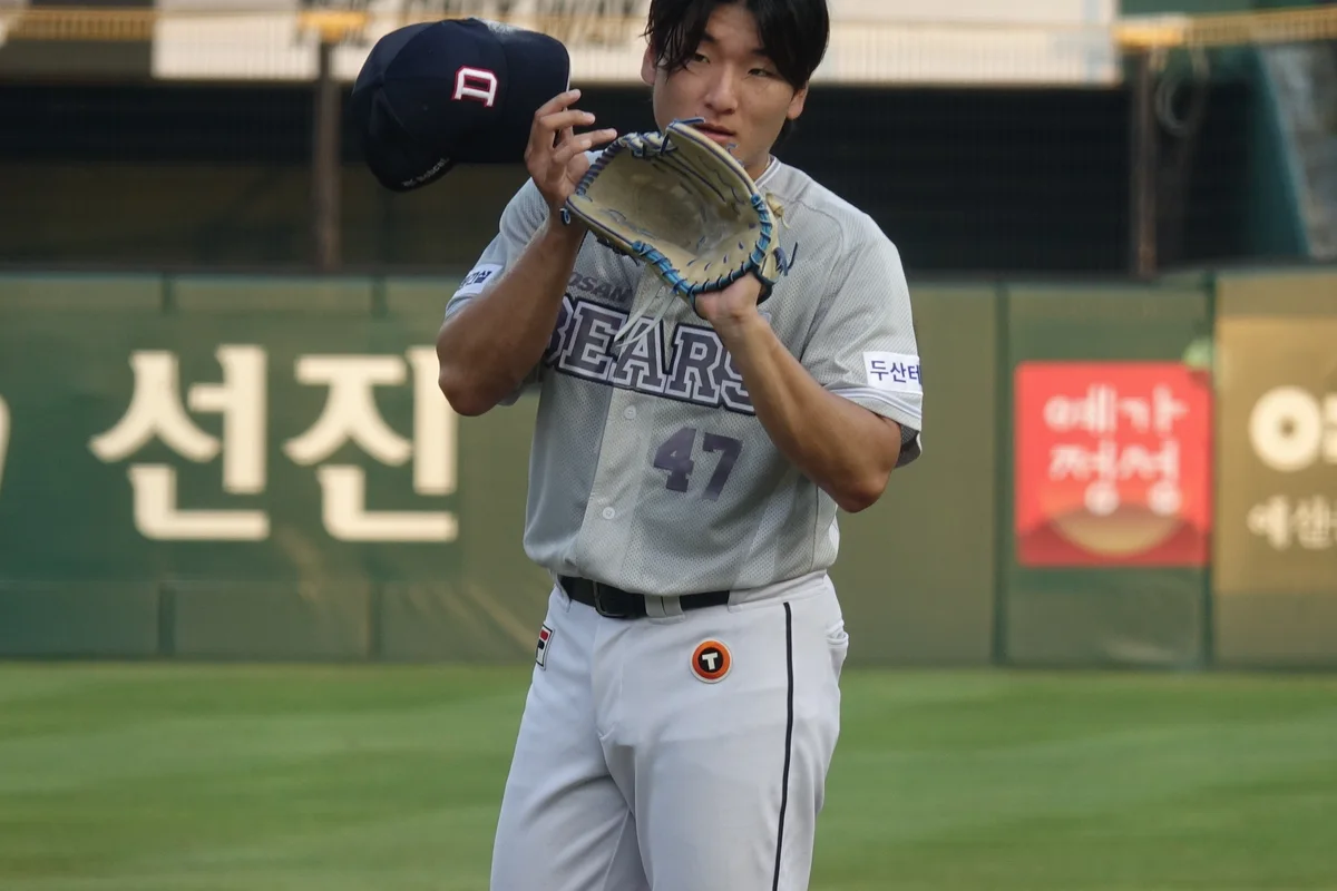Korea's Pros Lost 0–5 to Japan's Company-League Players, Then Beat Them 3–1 in the Rain for a Fifth Straight Asian Games Gold