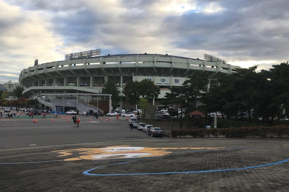 The Lights Went Out at Jamsil on Monday Night. Korea's Most Famous Ballpark Isn't Quite Finished Yet