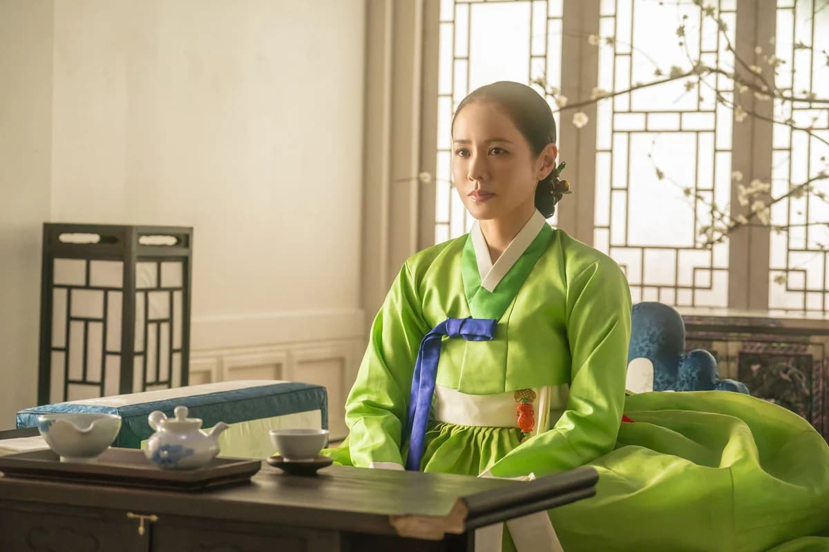 Netflix's 《스캔들》 Is Officially a Remake of the 2003 Film. Its Director Says He Went Back to the 1782 Novel Instead.