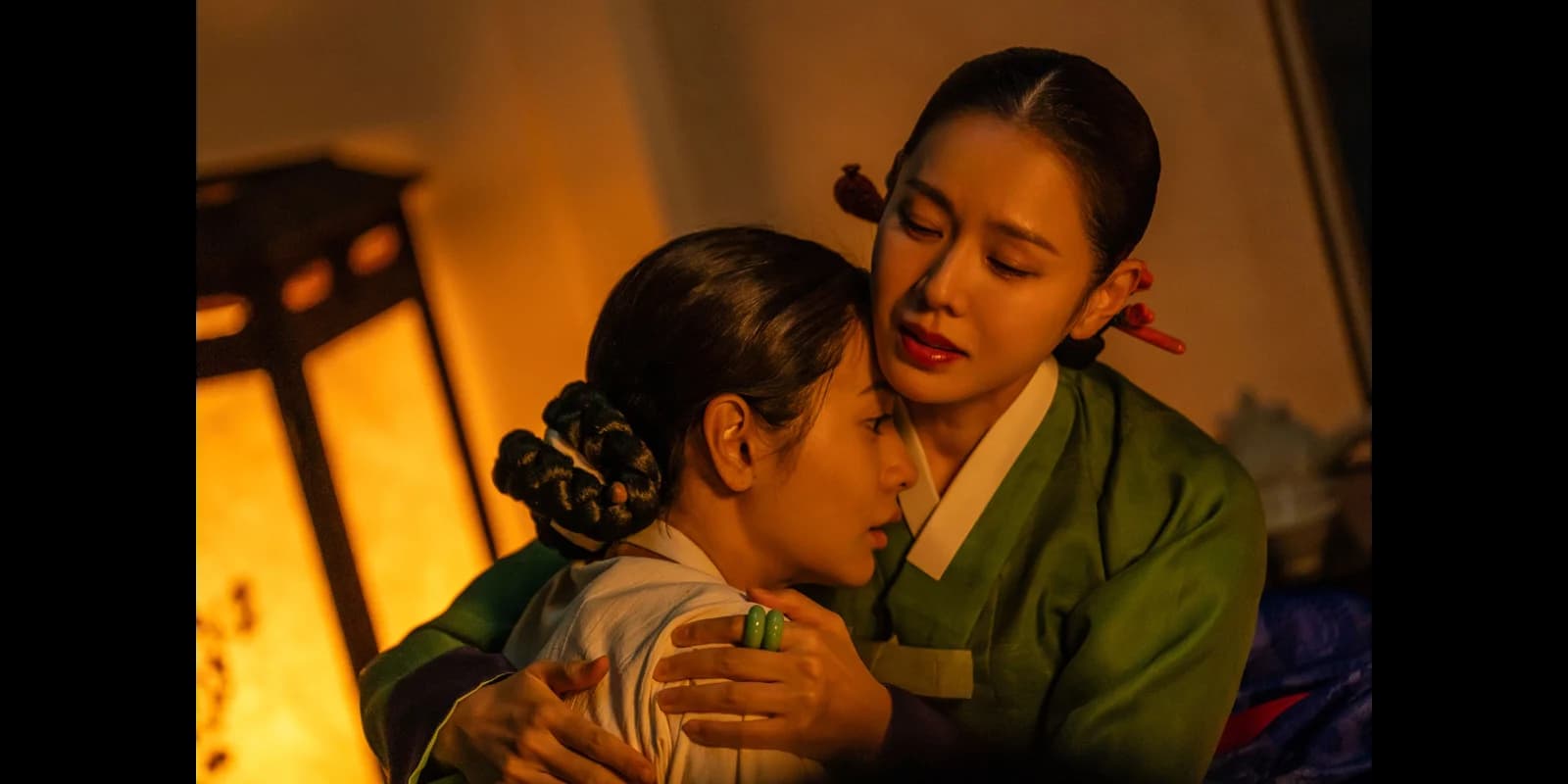 Netflix's 《스캔들》 Is Officially a Remake of the 2003 Film. Its Director Says He Went Back to the 1782 Novel Instead.